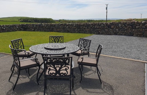 Newton Stewart Cottage | CHALLOCHMUN BUNGALOW, pet friendly, with a garden in Glenluce