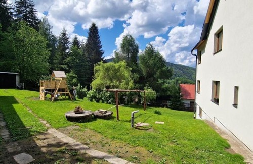 Rokytnice nad Jizerou Apartment | Chalupa Rochlitz s horkým koupacím sudem