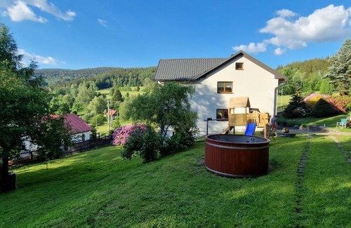 Rokytnice nad Jizerou Apartment | Chalupa Rochlitz s horkým koupacím sudem