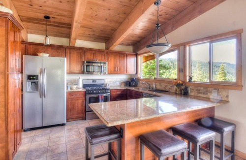 Chamberlands House | Chamberland Getaway | Stunning Forest & Lake Views w/BBQ on Deck
