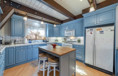 Tahoma House | Chamberlands Charmer w/Hot Tub!