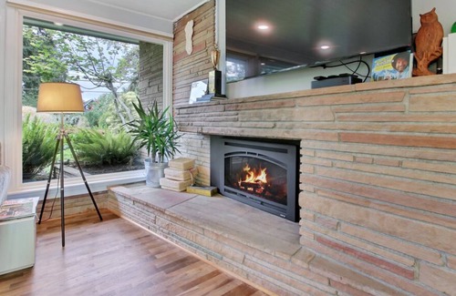 University Place House | Chambers Bay Tacoma Iconic Family Vacation Home Private Retreat Space Courtyard