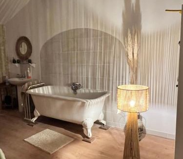 Bardenac House | Chambre 35 m2 spacieuse calme avec piscine Sud Charente