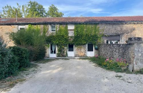 Confolens Bed & Breakfast | chambre 4 personnes avec entrée indépendante , grand parking, salle de bain, wc