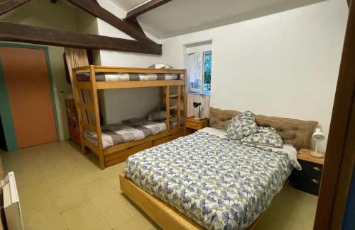 Confolens Bed & Breakfast | chambre 4 personnes avec entrée indépendante , grand parking, salle de bain, wc