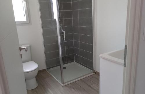 Valdivienne House | Chambre avec salle de bain et WC privés