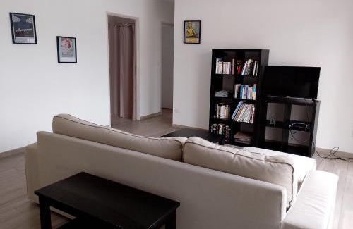 Valdivienne House | Chambre avec salle de bain et WC privés