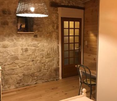 Saint-Genest-de-Bauzon House | Chambre atypique dans une cave voutée avec petit déjeuner