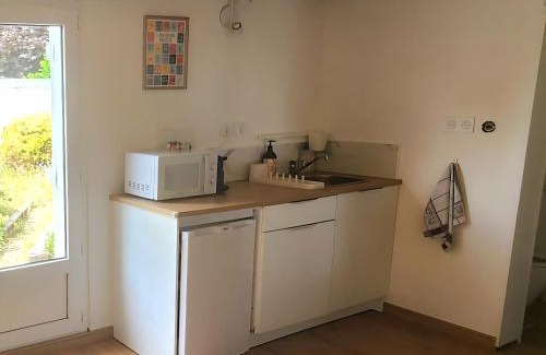 Orvault Apartment | Chambre avec cuisine et sdb privative, au calme