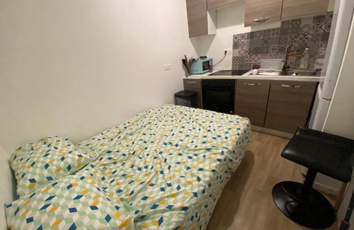 Plessis Tison Apartment | Chambre avec cuisine privé