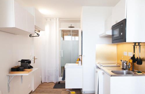 Quartier Massy-Opera I House | Chambre avec sa salle de de bain privative