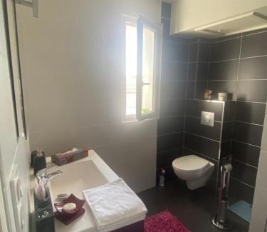 Bourges House | Chambre avec salle de bain privée à l étage dans ma maison