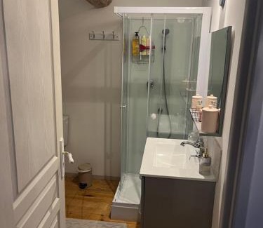 Caylus House | Chambre avec salle de bain