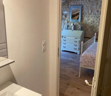 Caylus House | Chambre avec salle de bain