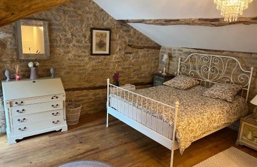 Caylus House | Chambre avec salle de bain