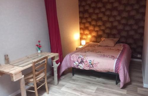 La Roche-sur-Yon House | Chambre bordeaux