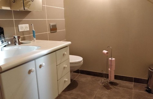 Saint-Denis-les-Bourg Bed & Breakfast | Chambre Chaleureuse chez l'habitant