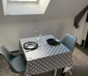 La Menitre Apartment | Chambre chaleureuse avec accès indépendant et sanitaires indépendants