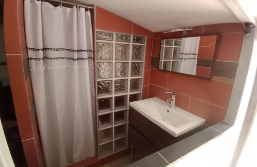 Saint-Just-en-Bas Bed & Breakfast | Chambre Chez L'habitant Avec Salle de Douche Privative