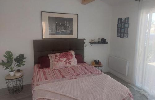 Saint-Laurent-d'Arce Bed & Breakfast | Chambre climatisée à 20 minutes de bordeaux