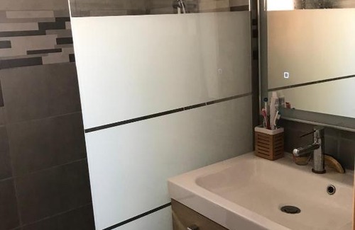 13th Arrondissement House | Chambre climatisée avec sdb privée dans une villa avec piscine ouverte d'avril à mi octobre