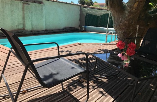 13th Arrondissement House | Chambre climatisée avec sdb privée dans une villa avec piscine ouverte d'avril à mi octobre