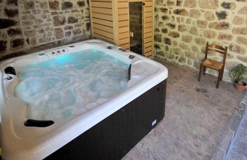 Sanilhac House | Chambre Comballe charmante avec jacuzzi