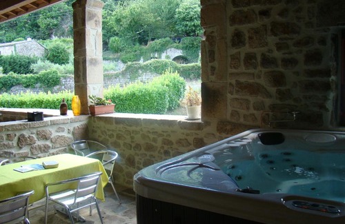 Sanilhac House | Chambre Comballe charmante avec jacuzzi