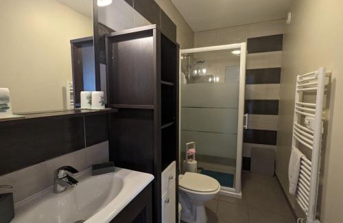 Neuvy-Saint-Sepulchre Bed & Breakfast | Chambre confortable avec salle d'eau privative, cuisine et salon communs, petit-déjeuner inclus. - FR-1-591-610