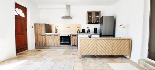Rochefort-du-Gard Apartment | Chambre cosy avec terrasse sur la colline boisée, parking privé, jardin, calme, climatisation, 10 mn pont du Gard num7
