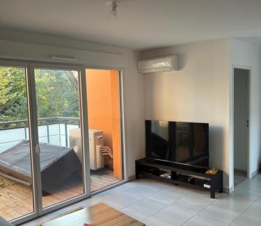 Aucamville House | Chambre cosy