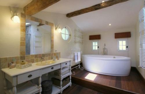 Saint-Michel-de-Fronsac Bed & Breakfast | Chambre d'hôtes spacieuse, salle de bain privative