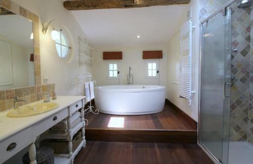Saint-Michel-de-Fronsac Bed & Breakfast | Chambre d'hôtes spacieuse, salle de bain privative