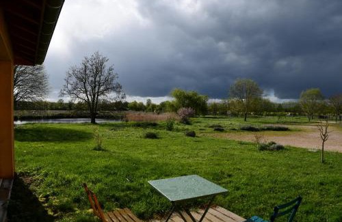 Saint-Nizier-le-Desert Bed & Breakfast | Chambre d'hôte L'Oiseau Blanc