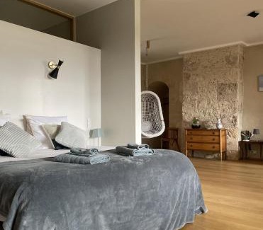 Saincaize-Meauce Bed & Breakfast | Chambre d'hôte, Château de Meauce Louise et Marie