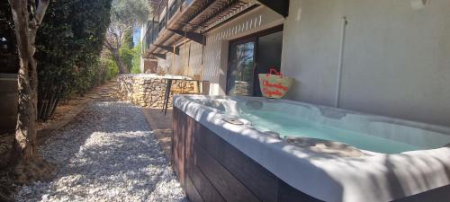 Allauch Bed & Breakfast | Chambre d'hôte Cigale jacuzzi et jardin privé