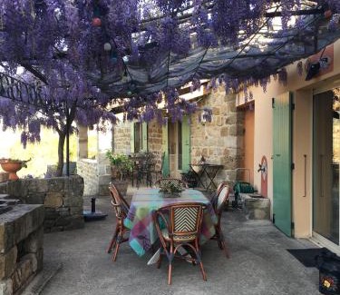 Joyeuse House | Chambre d'hôtes Au creux du Chambon