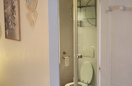 Beaufort Bed & Breakfast | Chambre D'hôtes, La Maison Millésime, Chambre L'olivier, Salle de Douche Privée