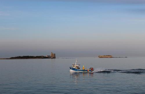 Saint-Vaast-la-Hougue Bed & Breakfast | Chambre d'hôte, avec espace vue sur mer, à 400 m du port au 2ème et 3ème étage d'une maison typique de Saint Vaast La Hougue