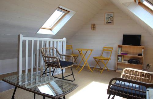 Saint-Vaast-la-Hougue Bed & Breakfast | Chambre d'hôte, avec espace vue sur mer, à 400 m du port au 2ème et 3ème étage d'une maison typique de Saint Vaast La Hougue