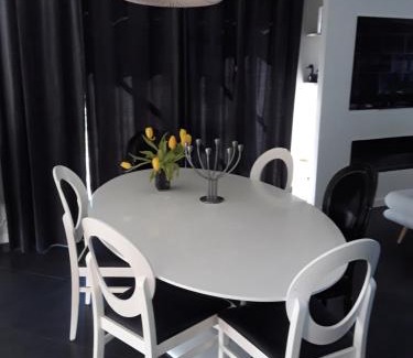 Yssingeaux Bed & Breakfast | Chambre dans maison contemporaine