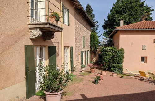 Salles-Arbuissonnas-en-Beaujolais House | Chambre du Champrenard