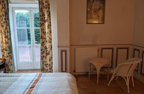 Salles-Arbuissonnas-en-Beaujolais House | Chambre du Champrenard