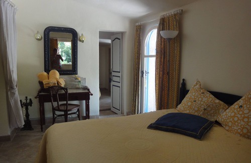 Plan-de-la-Tour Bed & Breakfast | Chambre Familiale Miel et Mimosa
