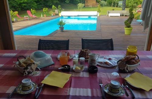 Anould Bed & Breakfast | Chambre familiale avec piscine et SPA à Anould - FR-1-589-708