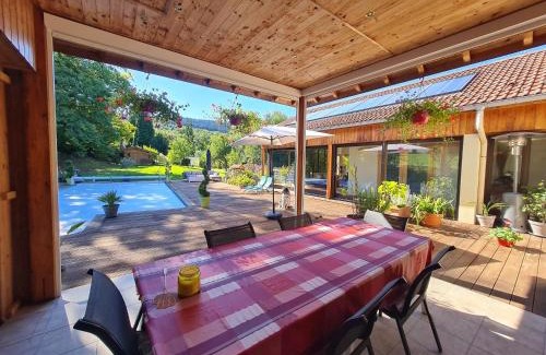 Anould Bed & Breakfast | Chambre familiale avec piscine et SPA à Anould - FR-1-589-708