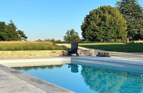 Blanquefort-sur-Briolance Apartment | Chambre en pierre
