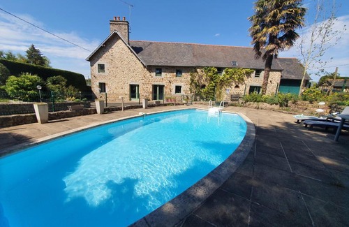 Saint-Quentin-sur-le-Homme Bed & Breakfast | CHAMBRES D'HOTES AVEC PISCINE AUX AGAPANTHES DE CROMEL - Mont Saint Michel
