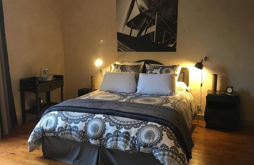 Mouchamps Bed & Breakfast | CHAMBRE GUILBAUD - LE PETIT CHATEAU DES CEDRES