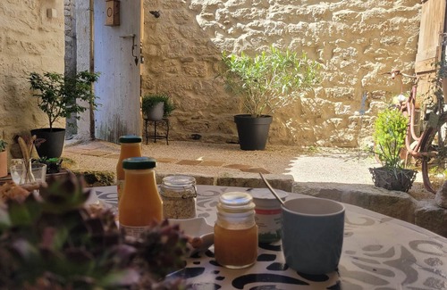 Montpezat-de-Quercy Apartment | Chambre Insolite et SPA Privatif